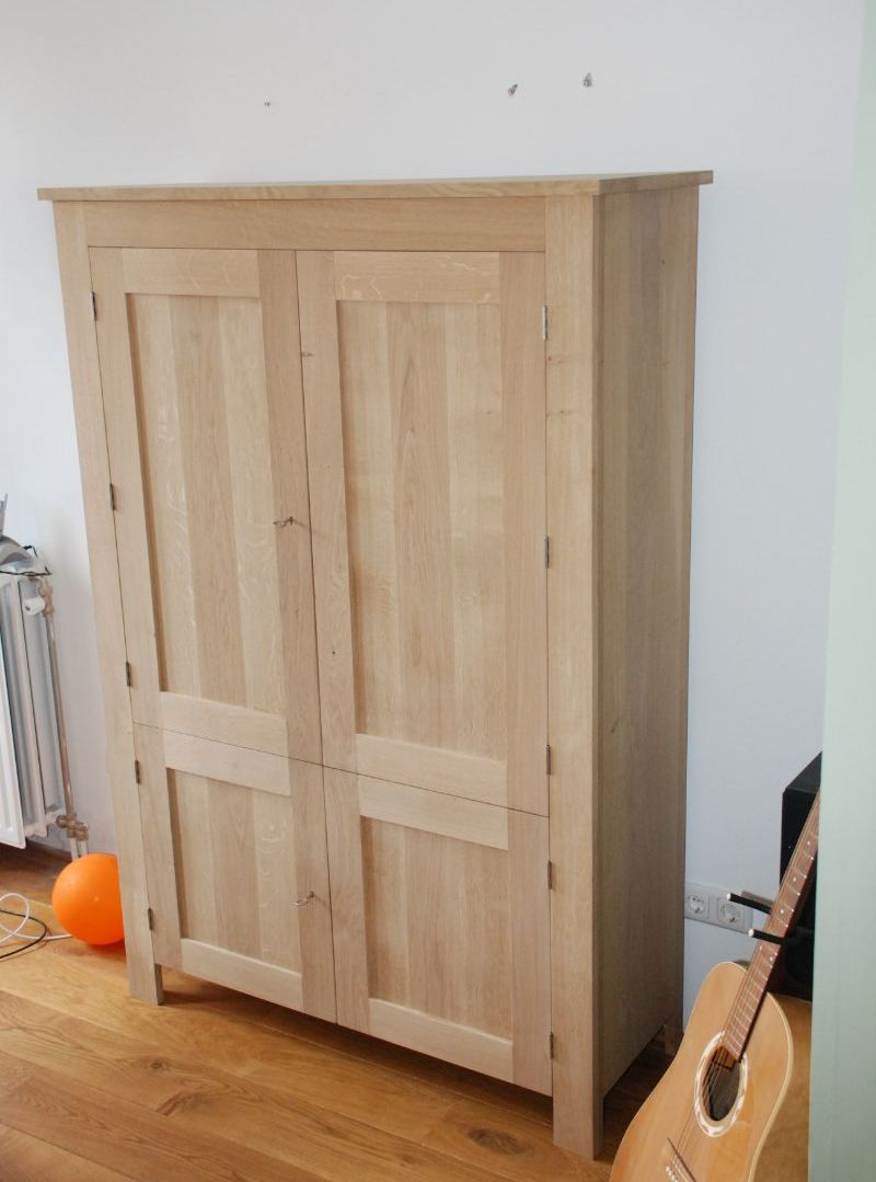 Houten kledingkast
